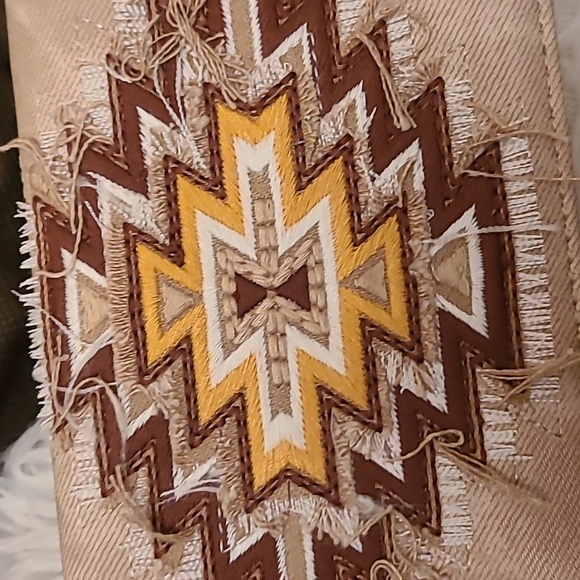 NWT Western Aztec embroidered Montana West Wrangler wallet with dust jacket. - Picture 2 of 7